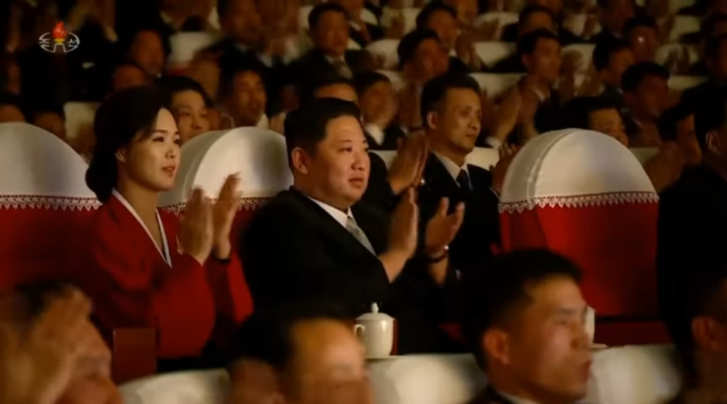 Estimado camarada Kim Jong Un assiste a função com sua esposa