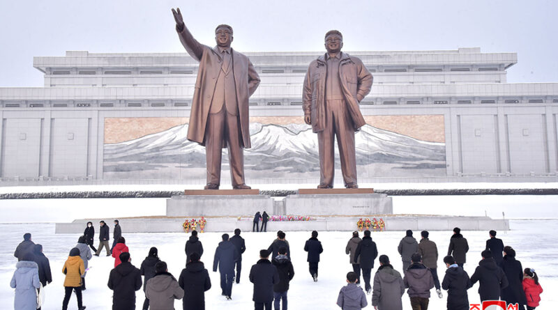 Coreanos prestam homenagens aos grandes Líderes