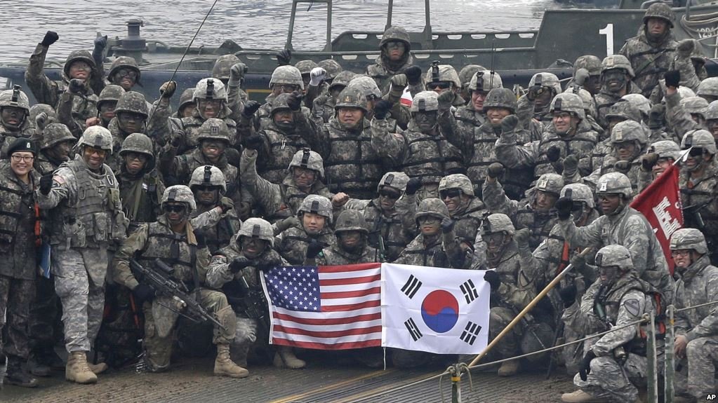 Exército da Correia do SUl com a bandeira dos Estados Unidos da América e da República da Coreia