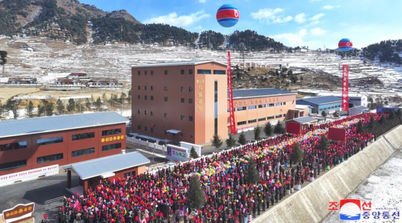 Novas fábricas inauguradas no condado de Tongsin na Coreia do Norte