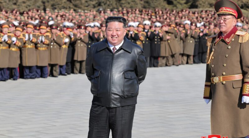 Kim Jong Un visita o Ministério da Defesa Nacional pelo aniversário do Exército Popular