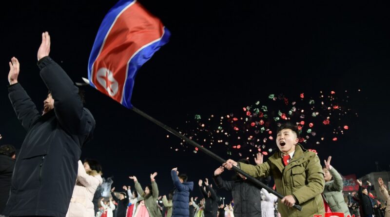 Coreanos celebram 83 anos de Kim Jong Il